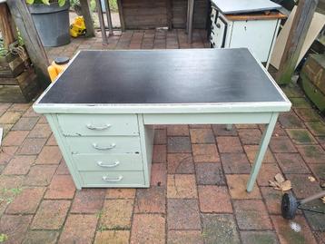 Te koop een mooie metalen buro beschikbaar voor biedingen