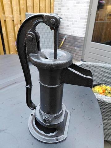 Gietijzeren waterpomp.  beschikbaar voor biedingen