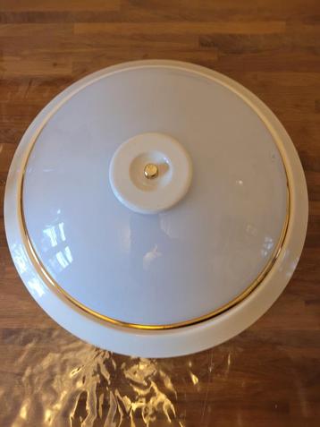 Plafondlamp met gouden accenten beschikbaar voor biedingen