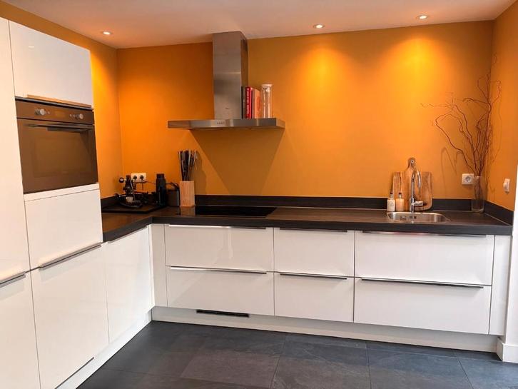 Moderne witte hoogglans hoekkeuken+ WHIRLPOOL GEDEMONTEERD, Huis en Inrichting, Keuken | Complete keukens, Zo goed als nieuw, Hoekkeuken