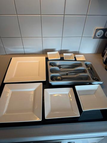 Conplete servies set met bestek + extra kommetjes beschikbaar voor biedingen