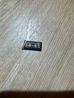 Hangemaakte cassetteband pin, Nieuw, Ophalen of Verzenden, Speldje of Pin, Overige onderwerpen