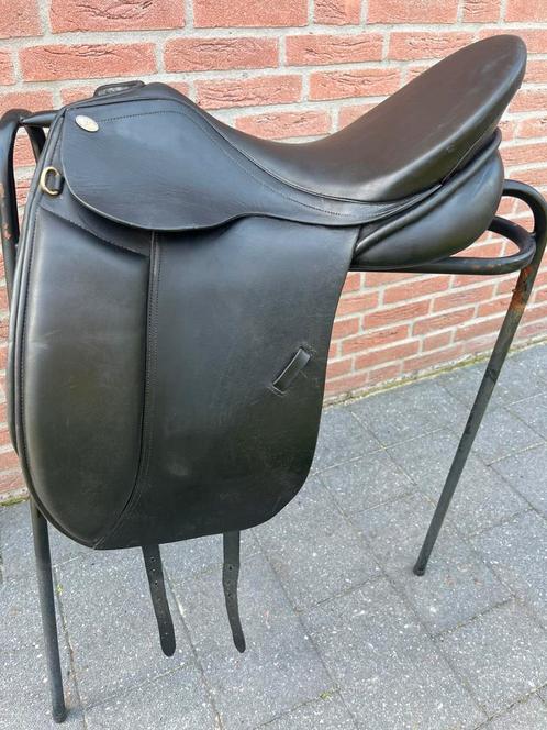 Jc vries dressuurzadel 17,5 inch extra wijde boom 34 cm, Dieren en Toebehoren, Paarden en Pony's | Zadels, Zo goed als nieuw, Dressuur