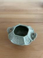 Antieke aardewerk suikerpot met reliëf, zacht olijfgroen, Ophalen of Verzenden