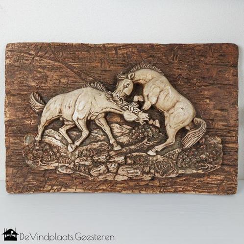 Reliëf wandbord vechtende paarden, Antiek en Kunst, Curiosa en Brocante, Ophalen of Verzenden
