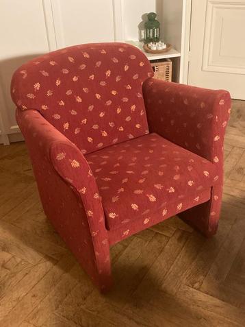 Rode fauteuil beschikbaar voor biedingen