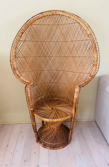 Vintage rotan stoel beschikbaar voor biedingen
