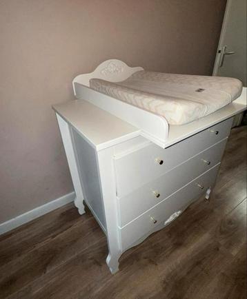Witte Commode met Opstaande Rand beschikbaar voor biedingen