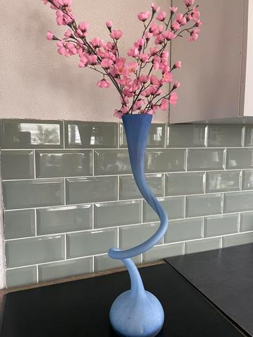 Leuke blauwe vaas beschikbaar voor biedingen