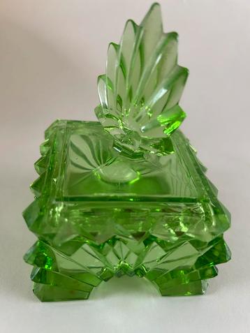 Vintage groen kristal schaaltje met deksel beschikbaar voor biedingen