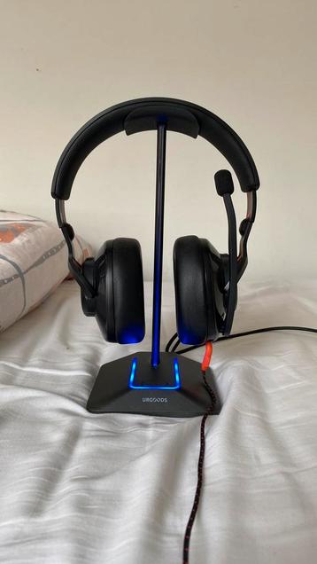 JBL Quantum 400 gaming headset en gratis headset statief beschikbaar voor biedingen