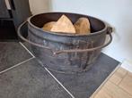 Gietijzeren bak/ kookpot  , nu gebruikt als houtbak, Ophalen