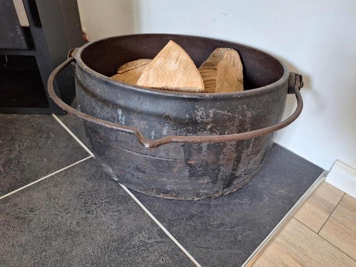 Gietijzeren bak/ kookpot  , nu gebruikt als houtbak, Antiek en Kunst, Antiek | Overige Antiek, Ophalen