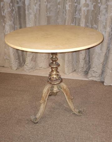 Antieke ronde bijzet tafel met polychroom poot en bladgoud beschikbaar voor biedingen