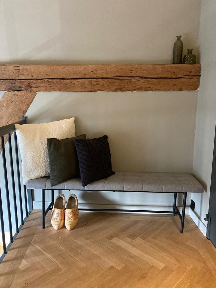 Mooi lichtgrijs bankje met stoffen zitting., Huis en Inrichting, Woonaccessoires | Wandplanken en Boekenplanken, Zo goed als nieuw