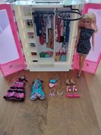 Barbie fashionistas kleerkast met Barbie en accessoires, Ophalen of Verzenden, Zo goed als nieuw, Barbie
