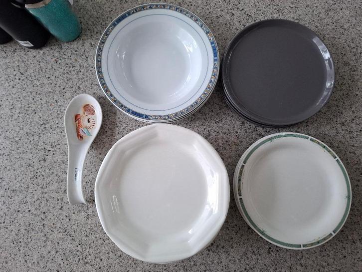 ONTBIJTBORDJES, SOEPBORDEN EN LEPELHOUDER, Huis en Inrichting, Keuken | Servies, Gebruikt, Bord(en), Overige stijlen, Porselein