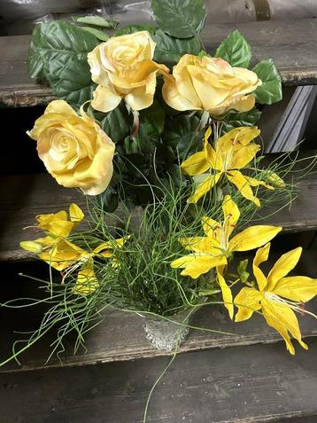 Boeket van gele imitatiebloemen kunstbloemen beschikbaar voor biedingen