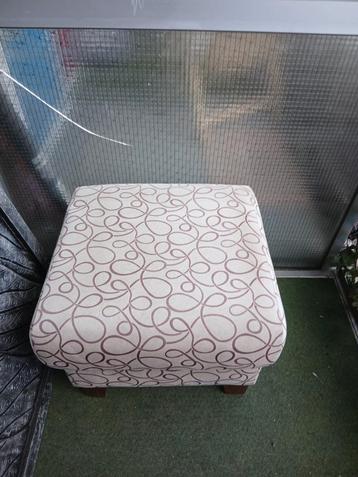 Mooie poef 60x60cm beschikbaar voor biedingen