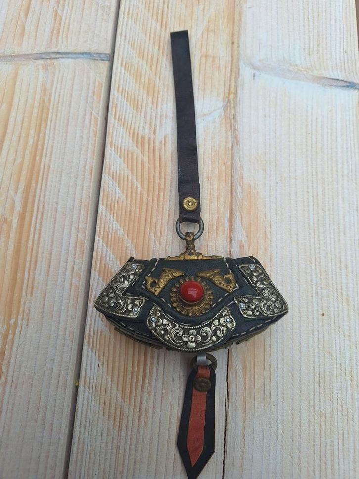 Tibetaanse Ga'u Vrouwenportemonnee/Amulet, Antiek en Kunst, Antiek | Kleding en Accessoires, Dames, Ophalen of Verzenden