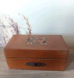 VINTAGE SPAARPOT HOUTEN KISTJE MET KINDEREN, Verzamelen, Spaarpotten, Verzenden, Gebruikt, Hout, Overige thema's