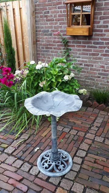 Vogelbad beschikbaar voor biedingen