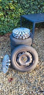 Set winterbanden op stalen velg met doppen voor Skoda Fabia, Auto-onderdelen, Banden en Velgen, Ophalen, 14 inch, Gebruikt, Banden en Velgen