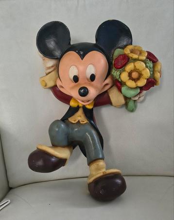 Vintage Mickey Mouse met bloemen beschikbaar voor biedingen