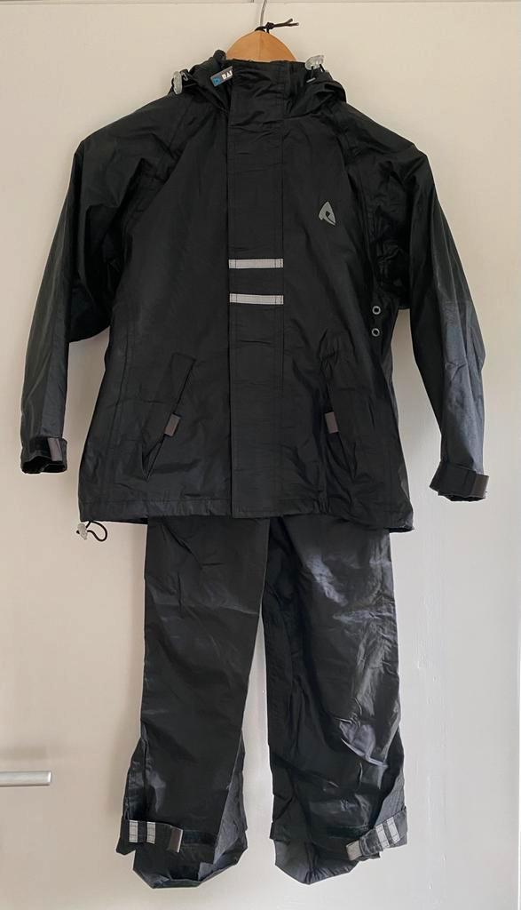 Regenpak kind zwart maat 116, Caravans en Kamperen, Regenkleding, Zo goed als nieuw, Ophalen of Verzenden