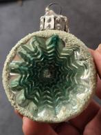 Oude deuk kerstbal met groen, Ophalen of Verzenden