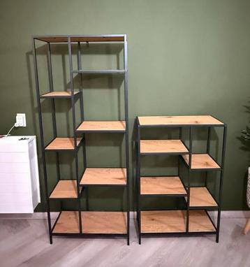 Twee TRAPPEDAL wandkasten van Yisk | €130 voor beiden beschikbaar voor biedingen