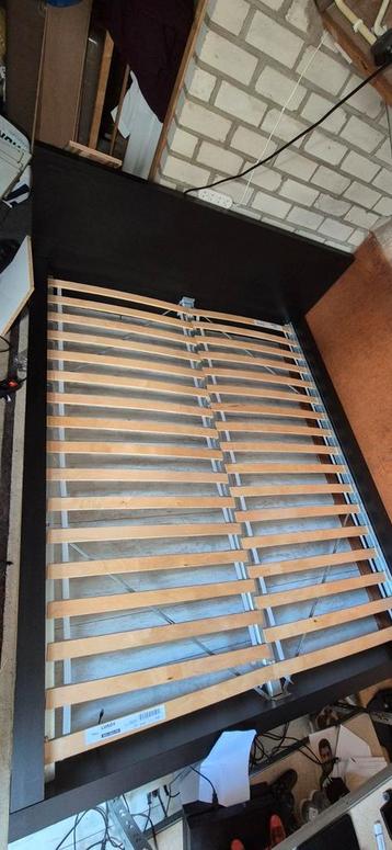 Zwart tweepersoonsbed 160x200 met lattenbodem beschikbaar voor biedingen