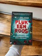 Boek: Pluk een roos | M.J. Arlidge, Ophalen of Verzenden, Gelezen, M.J. Arlidge