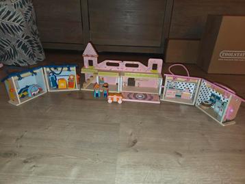 Hele leuke houten meeneem huisjes kasteel winkel en garage beschikbaar voor biedingen