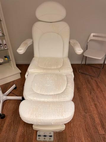 Behandelstoel , tabouret, werktafel met louplamp beschikbaar voor biedingen