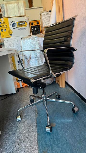 Zwarte bureaustoel in Eames-stijl – topstaat beschikbaar voor biedingen