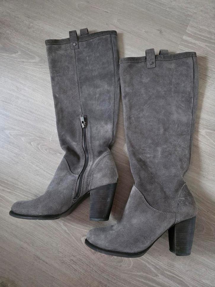 UGG - Hoge Laarzen - Suede/leer -  Grijs - Maat 39.5, Kleding | Dames, Schoenen, Zo goed als nieuw, Hoge laarzen, Grijs, Ophalen of Verzenden