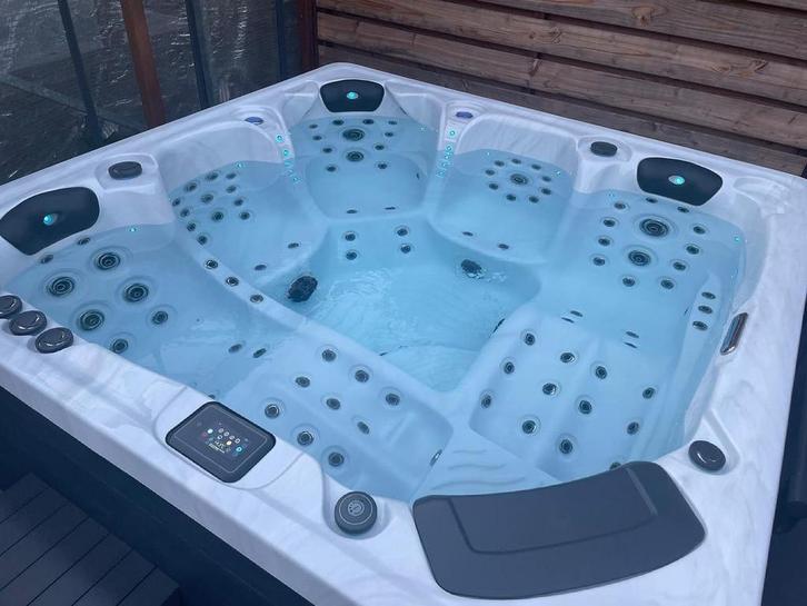 Jaccuzi Arum Crystal NIEUW - Full Option Bluetooth, 5pers, Tuin en Terras, Bubbelbaden en Hottubs, Ophalen of Verzenden