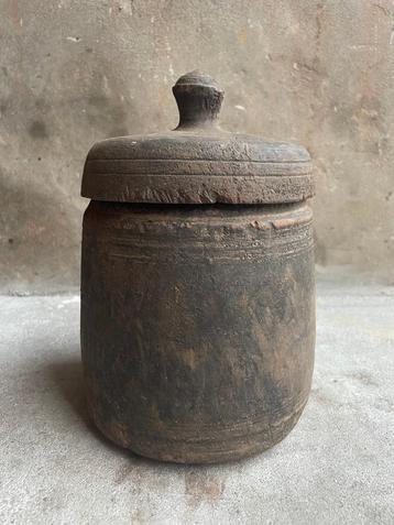 Nepalese pot met deksel beschikbaar voor biedingen