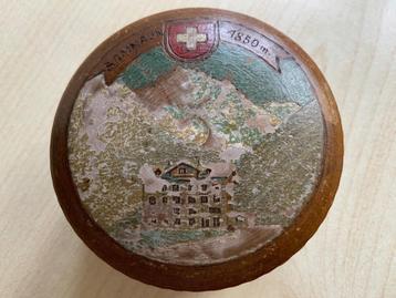 HOUTEN RONDE POSTZEGEL DOOSJE beschikbaar voor biedingen