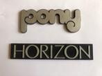2 mooie PONY en HORIZON emblemen. Embleem logo logo's., Verzamelen, Merken en Reclamevoorwerpen, Ophalen of Verzenden, Gebruikt