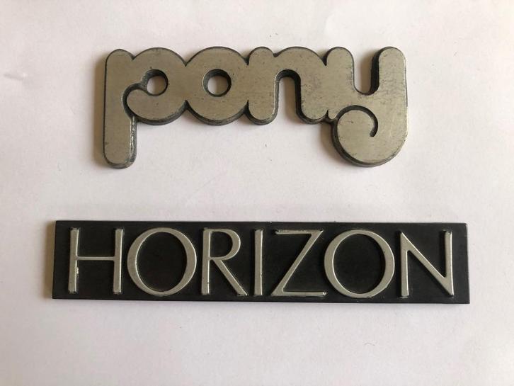 2 mooie PONY en HORIZON emblemen. Embleem logo logo's., Verzamelen, Merken en Reclamevoorwerpen, Gebruikt, Gebruiksvoorwerp, Ophalen of Verzenden