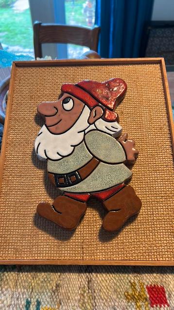 Vintage keramiek kabouter plaquette op prikbordje beschikbaar voor biedingen