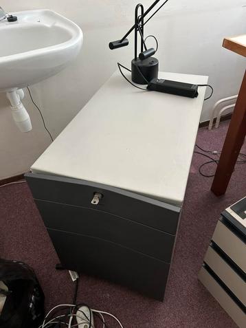 Bureau ladenblok design Pilastro z.g.a.n. beschikbaar voor biedingen
