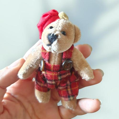 Miniatuur teddy beertje met ophanglusje 9 cm kerst 0109, Verzamelen, Beren en Cherished Teddies, Zo goed als nieuw, Stoffen beer