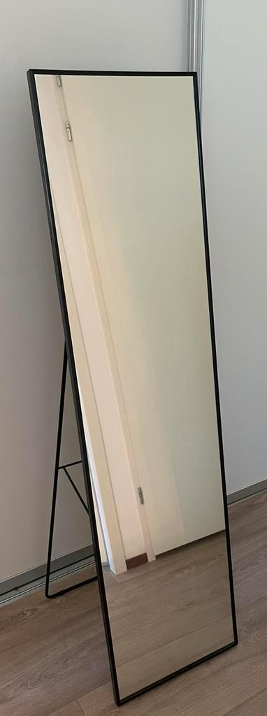 Te koop: IKEA KARMSUND – €30 | staande spiegel, Huis en Inrichting, Woonaccessoires | Spiegels, Zo goed als nieuw, Minder dan 50 cm