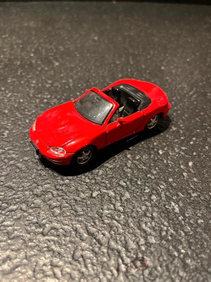 Schaalmodel Mazda MX5 roadster rood 1:43 1998, Hobby en Vrije tijd, Modelauto's | 1:43, Zo goed als nieuw, Auto, Overige merken