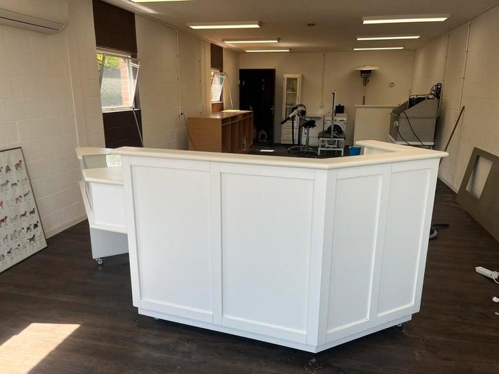 Witte balie / toonbank met vitrine, Huis en Inrichting, Barren, Gebruikt, Ophalen