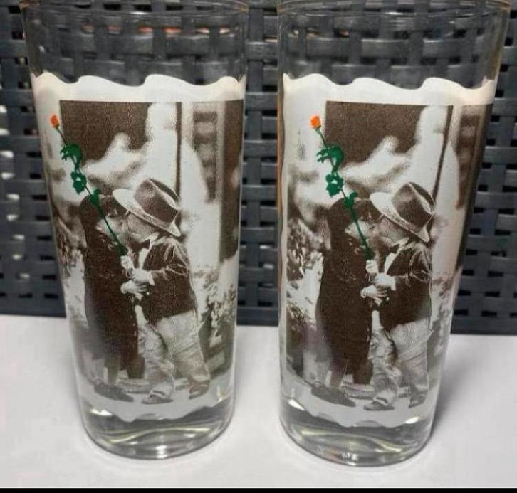 2 Longdrink glazen met jongen en meisje en rode roos.H.14 cm, Verzamelen, Overige Verzamelen, Zo goed als nieuw, Ophalen of Verzenden