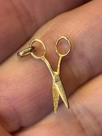 Mooi 9 karaat gouden schaartje ketting hanger beschikbaar voor biedingen